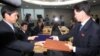 14일 개성공단 종합지원센터에서 열린 제7차 개성공단 남북당국실무회담이 타결된 후, 남북한 대표단이 합의서를 교환하고 있다. 