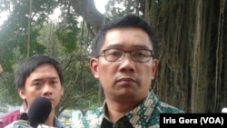 Wali Kota Bandung, Ridwan Kamil usai bertemu Presiden Joko Widodo melaporkan kesiapan kota Bandung sebagai tuan rumah Koferensi Asia Afrika, di Istana Bogor, Kamis, 26 Februari 2015 (Foto: VOA/ Iris Gera)