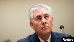 Rex Tillerson, ketua dan CEO ExxonMobil bersaksi mengenai akuisisi perusahaan tersebut atas XTO Energy di DPR AS. (Foto: Dok)