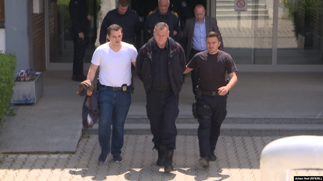 Kosovska policija prati svoje kolege nakon što su uhapšeni u današnjoj velikoj akciji
