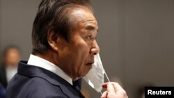 FILE - Anggota Dewan Eksekutif Komite Penyelenggara Olimpiade dan Paralimpiade Tokyo (Tokyo 2020) Haruyuki Takahashi mengenakan masker di tengah wabah COVID-19 selama Rapat Dewan Eksekutif Tokyo 2020 di Tokyo, Jepang, 30 Maret 2020. (REUTERS/Issei Kato/Pool)