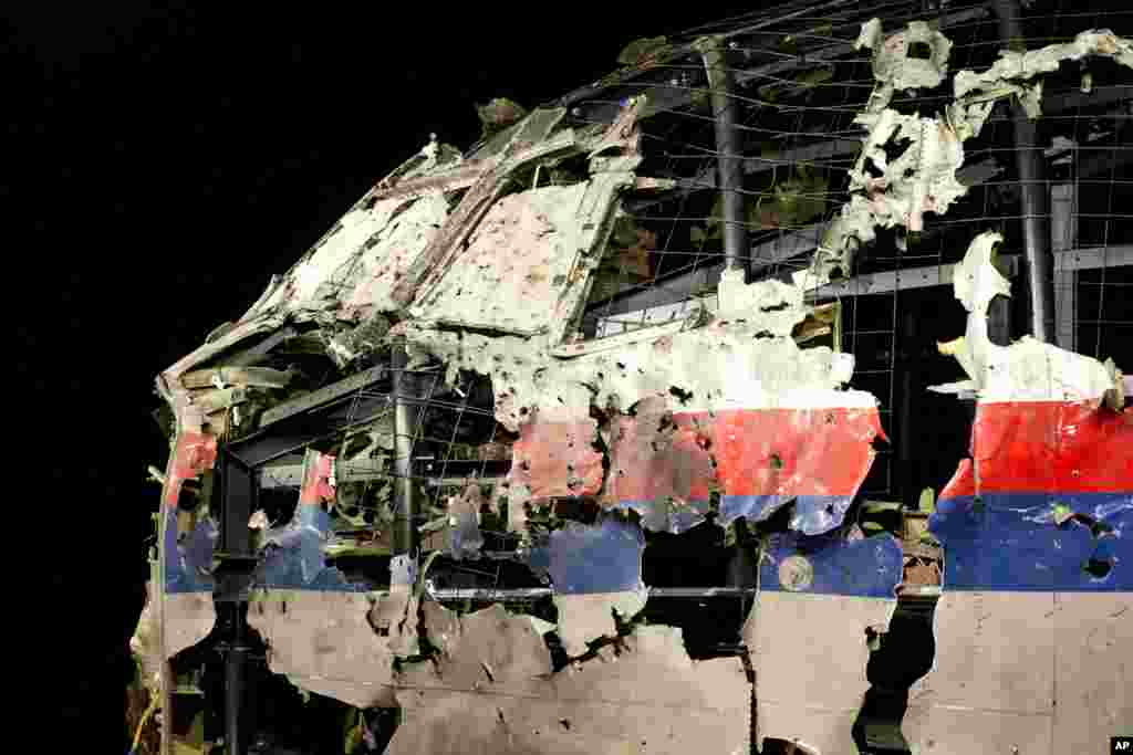 Dugo očekivani zvanični izveštaj o uzrocima pada malezijskog aviona MH17 prošle godine, kada je poginulo 298 ljudi, ukazuje da je on oboren projektilom BUK, ruske proizvodnje, ali ne i ko snosi odgovornost za ovu tragediju