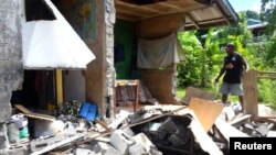 Kantor organisasi bantuan "World Vision" di Kirakira, Kepulauan Solomon rusak akibat gempa hari Jumat (9/12). Kepulauan Solomon kembali dilanda gempa hari Sabtu pagi (10/12) waktu setempat. 