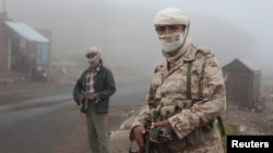 Fighters of the anti-Houthi Popular Resistance Committee secure a highway road linking Yemen's capital, Sana'a, with southern provinces, May 5, 2015. 