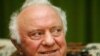 Mantan Presiden Georgia Eduard Shevardnadze tersenyum dalam sebuah wawancara dengan Reuters di kediamanya di Tbilisi, 24 November 2003.