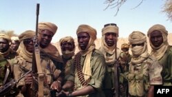 Des soldats tchadiens patrouillent dans la région du Tibesti, le 28 mars 1999.