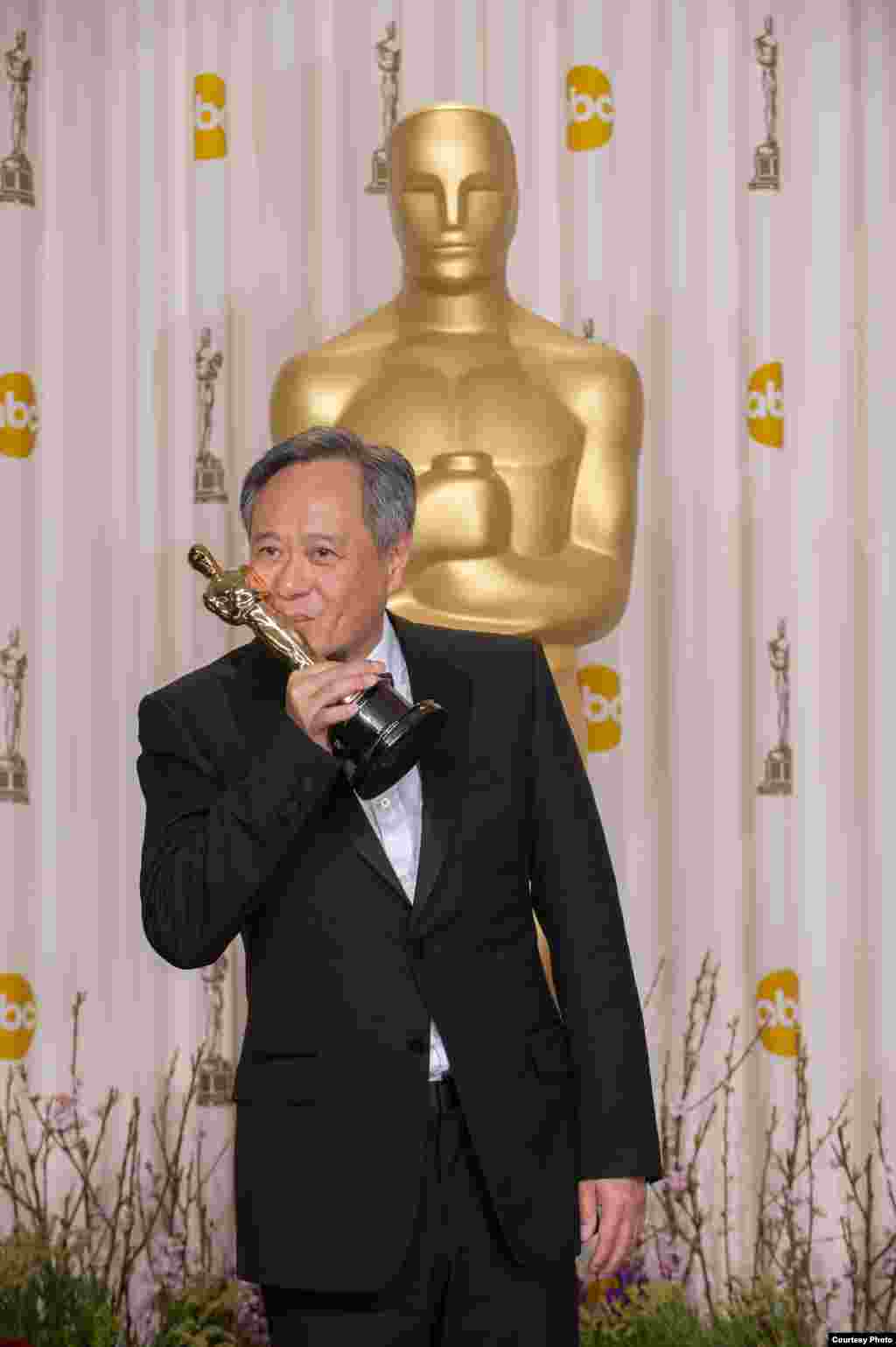 After winning the category achievement in directing for “Life of Pi”, director Ang Lee poses backstage for the press with his Oscar®. (Photo: Heather Ikei / ©A.M.P.A.S.)