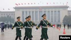 资料照片：“两会”召开前，中国警察在人民大会堂前列队行进。(2026年3月4日)