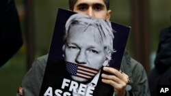 Supporters of Wikileaks founder Julian Assange demonstrate outside Westminster Magistrates' Court in in London where Assange is expected to appear to fight extradition to the United States, Oct. 21, 2019. 