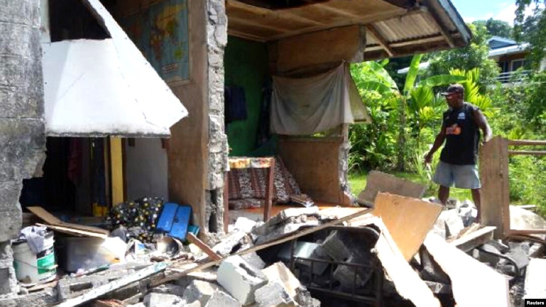 Kantor organisasi bantuan "World Vision" di Kirakira, Kepulauan Solomon rusak akibat gempa hari Jumat (9/12). Kepulauan Solomon kembali dilanda gempa hari Sabtu pagi (10/12) waktu setempat. 