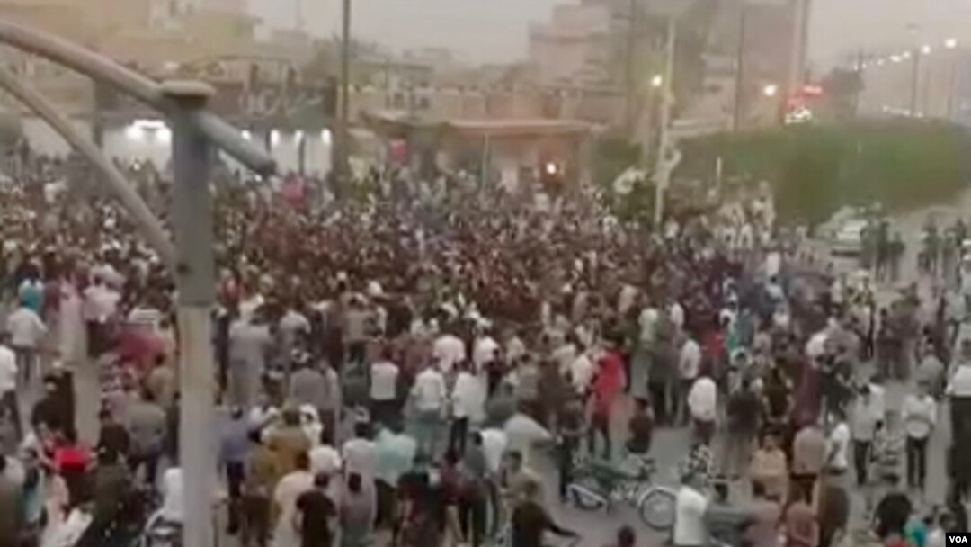 Ratusan pengunjuk rasa berkumpul di Kota Khorrahshar, di barat daya Iran, 29 Juni 2018, mengecam para pejabat pemerintah Iran yang tidak becus menangani kelangkaan pasokan air. Warga harus mengonsumsi air minum yang payau dan tercemar.