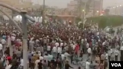 Hundreds of protesters gathered in the southwestern Iranian city of Khorramshahr on June 29, 2018, to denounce Iranian authorities’ handling of water shortages that have left residents with salty, polluted water to drink. (VOA Persian)