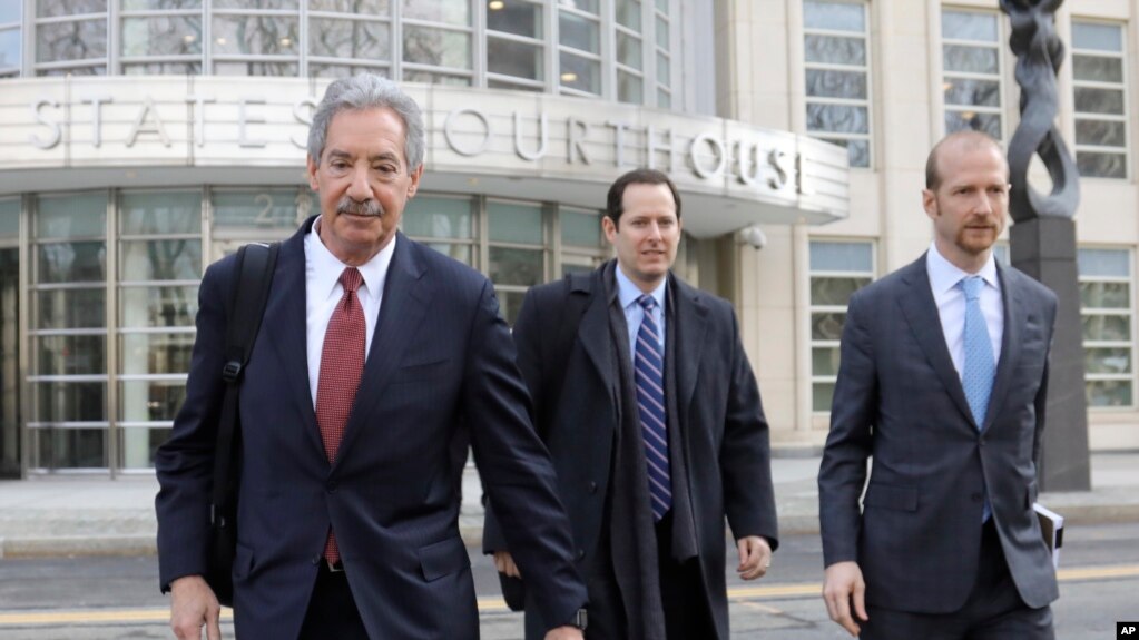 华为的律师们2019年3月14日离开纽约布鲁克林的联邦法庭。左起，律师詹姆斯·科尔，迈克尔·亚历山大·利维和大卫·比特科尔。（美联社照片）
