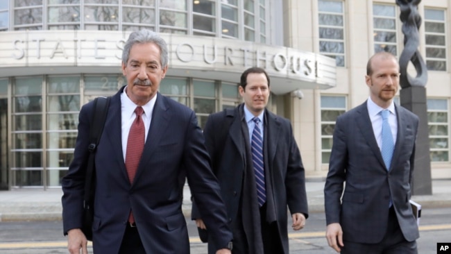 华为公司的律师(从左至右)詹姆斯·科尔、迈克尔·亚历山大·利维与戴维·彼特考尔离开纽约布鲁克林的联邦法庭。(2019年3月14日)