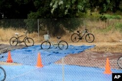 Una imagen de la cerca que cortó el atacante del Festival del Ajo de Gilroy, en California, que el sábado 27 de julio de 2019 perpetró un tiroteo que dejó tres muertos y 15 heridos. Foto: AP.