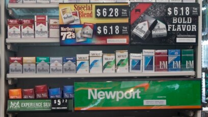 Las correcciones indicarÃ¡n, entre otras cosas, que fumar cigarrillos causa en promedio 1.200 muertes por dÃ­a en EE.UU. FotografÃ­a de un local comercial en Helena, Montana, 5-10-17.