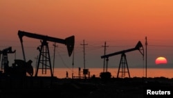 Pozos de petróleo en Azerbaiyán: un nuevo orden mundial en la oferta y demanda del crudo se cierne sobre el mundo con el aumento de la producción de petróleo.