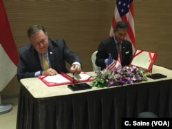 U.S. Secretary of State Mike Pompeo with Singapore's Foreign Minister Vivian Balakrishnan, signing a Memorandum of Understanding, Aug. 4, 2018 at the Eighth East Asia Summit Foreign Ministers' Meeting in Singapore, Aug. 4, 2018.