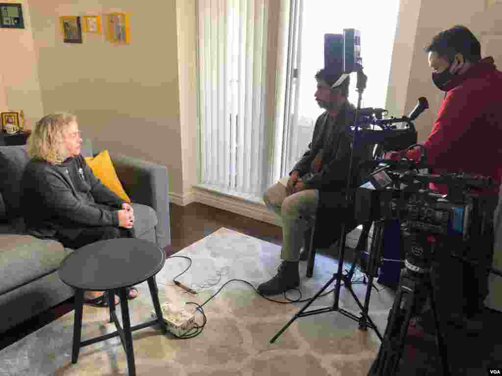 پشت صحنه فیلمبرداری مصاحبه بخش فارسی صدای آمریکا با مرجان ربیعی،‌ مادر پگاه صفرپور از جان باختگان پرواز پی اس ۷۵۲