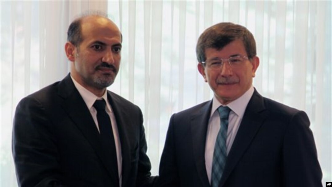 Chủ tịch Liên minh Toàn quốc Syria Ahmad Jarba (trái)