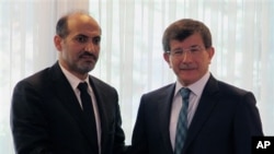 Chủ tịch Liên minh Toàn quốc Syria Ahmad Jarba (trái)