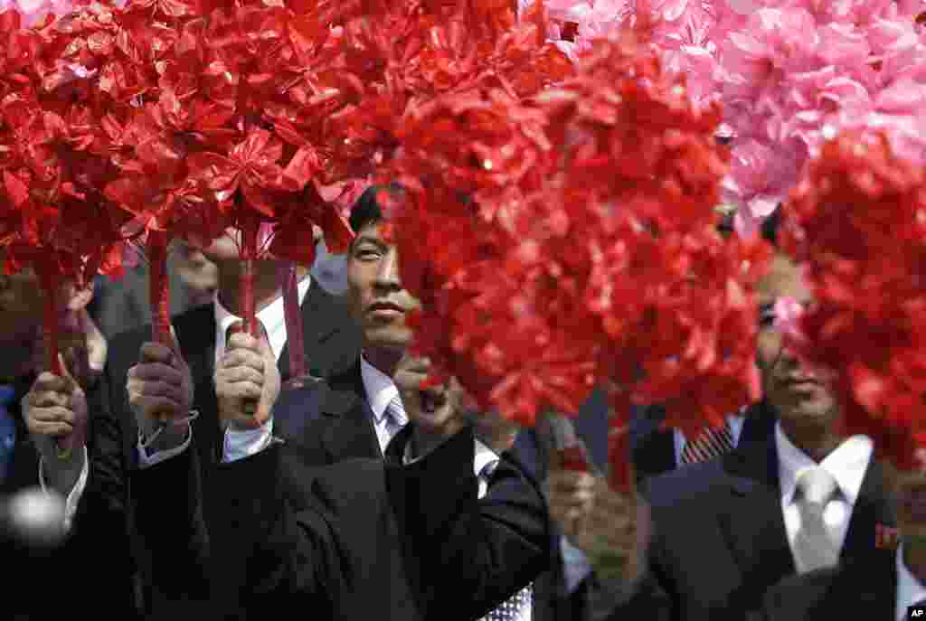大型閱兵中人們拿著塑料花，在金日成廣場上組成和變換圖案（2017年4月15日）