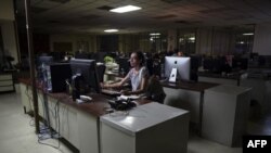 2019 年 6 月 13 日，一名記者在委內瑞拉馬拉開波《全景報》的新聞編輯室工作。由於紙張短缺和人手稀缺，委內瑞拉媒體被迫轉向互聯網生存。 （尤里·科爾特斯/法新社拍攝）