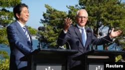 Perdana Menteri Jepang Shinzo Abe (kiri) dan Perdana Menteri Australia Malcolm Turnbull dalam pertemuan dengan media usai pertemuan bilateral di Kirribilli House, Sydney, Australia, 14 Januari 2017 (REUTERS/Chris Pavlich).