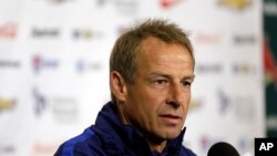 Jürgen Klinsmann lors d'une conférence de presse, USA, le 12 novembre 2015. (AP Photo/Jeff Roberson)