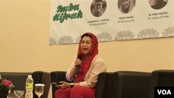 Yenny Wahid saat berbicara dalam diskusi di Hotel Maxone Jakarta, Rabu (20/2). (VOA/A. Bhagaskoro)