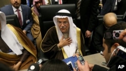 Bộ trưởng Bộ Dầu khí và Khoáng sản Saudi Arabia Ali Ibrahim Naimi nói chuyện với các phóng viên trước một cuộc họp của OPEC ở Vienna, 4/12/2015.