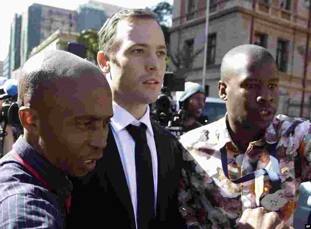 Oscar Pistorius a lokacin da ya ke barin Kotu &nbsp;a Pretoria.