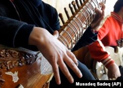 Seorang gadis Afghanistan berlatih memainkan sitar di sebuah kelas di Institut Musik Nasional Afghanistan. (Foto: AP)