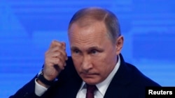 Presiden Rusia Vladimir Putin pada saat menghadiri konferensi pers akhir tahun di Moscow, Rusia, 23
Desember 2016.