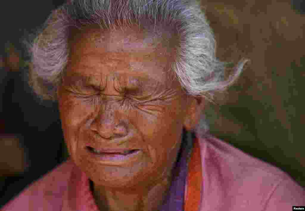 A woman mourns her granddaughter, who died in Saturday&#39;s earthquake in Bhaktapur, Nepal.