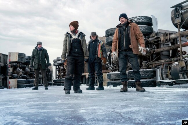 Benjamin Walker, Amber Midthunder, Marcus Thomas dan Liam Neeson dalam sebuah adegan dari "The Ice Road." (Allen Fraser/Netflix via AP)