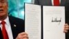 Donald Trump mostra decreto assinado