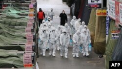 Nhân viên phun thuốc tẩy trùng tại một khu chợ ở Daegu.
