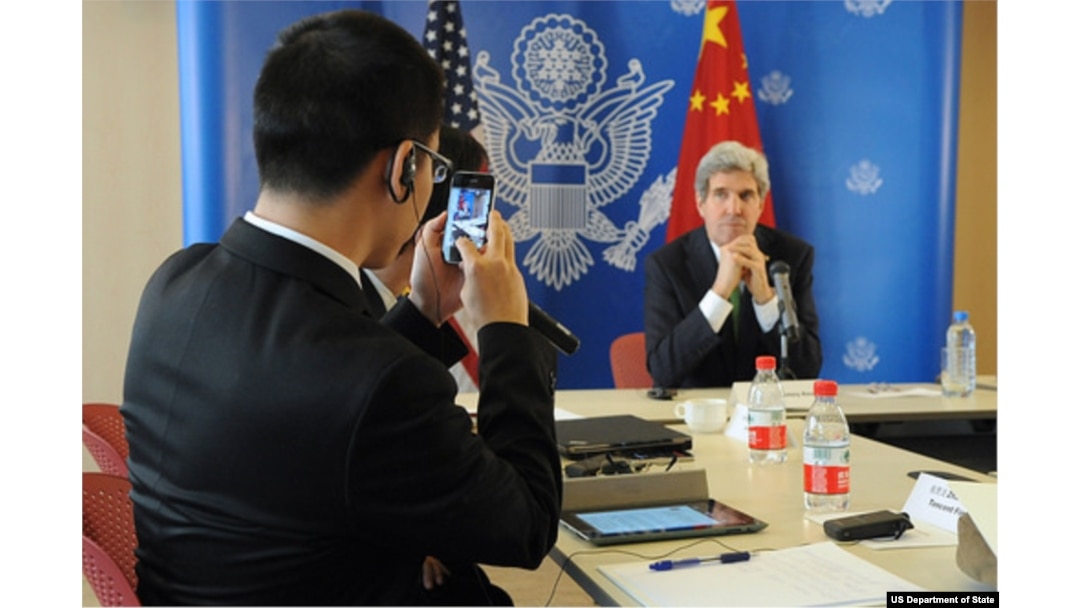 中国记者给克里国务卿照相(美国国务院网站照片)