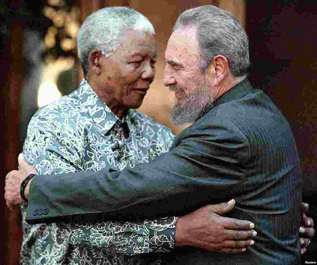 L'ancien président sud-africain Nelson Mandela serre dans ses bras le président cubain Fidel Castro à Johannesburg, le 2 septembre 2011.