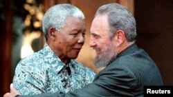 L'ancien président sud-africain Nelson Mandela serre dans ses bras le président cubain Fidel Castro à Johannesburg, le 2 septembre 2011.