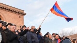 Pemimpin oposisi Armenia Vazgen Manukyan berpidato dalam rapat umum untuk menuntut pengunduran diri Perdana Menteri Nikol Pashinyan di Yerevan, Armenia, 25 Februari 2021.