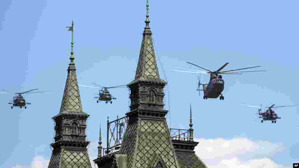 Des hélicoptères militaires russes survolent dans le défilé &nbsp;à Moscou, Russie, le 9 mai 2016.