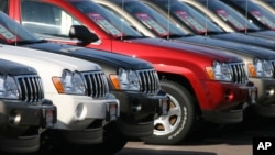 Fila de vehículos todoterreno Grand Cherokee del 2006, uno de los modelos con el desperfecto.