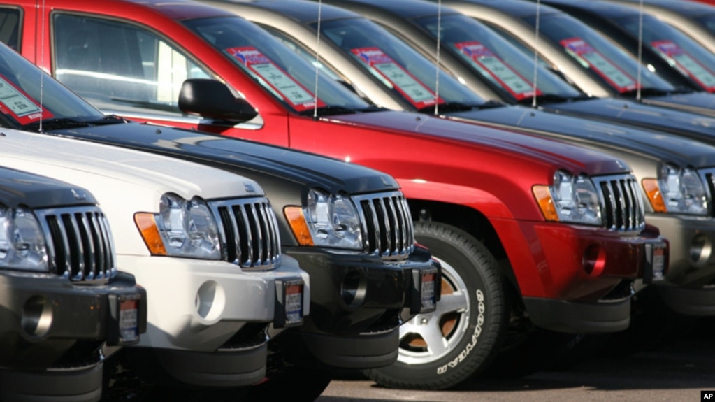 Fila de vehículos todoterreno Grand Cherokee del 2006, uno de los modelos con el desperfecto.