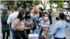 La gente espera para emitir su voto en un colegio electoral durante las elecciones regionales en Venezuela