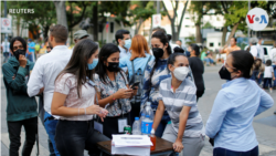 La gente espera para emitir su voto en un colegio electoral durante las elecciones regionales en Venezuela.