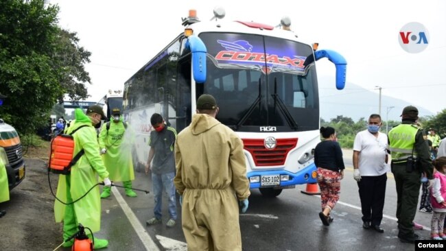 Cientos de venezolanos buscan regresar a su país en medio de pandemia