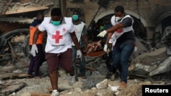 امدادی کارکن تباہ ہونے والی عمارتوں سے زخمیوں کو نکال رہے ہیں۔ 15 مارچ 2020