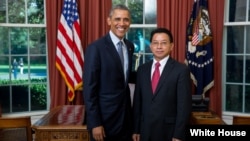 President Barack Obama participates in an Ambassador Credentialing Ceremony with Mai Sayavongs, Ambassador of Lao People’s Democratic Republic (Laos), in the Oval Office, Aug. 3, 2015. (Official White House Photo by Lawrence Jackson) 